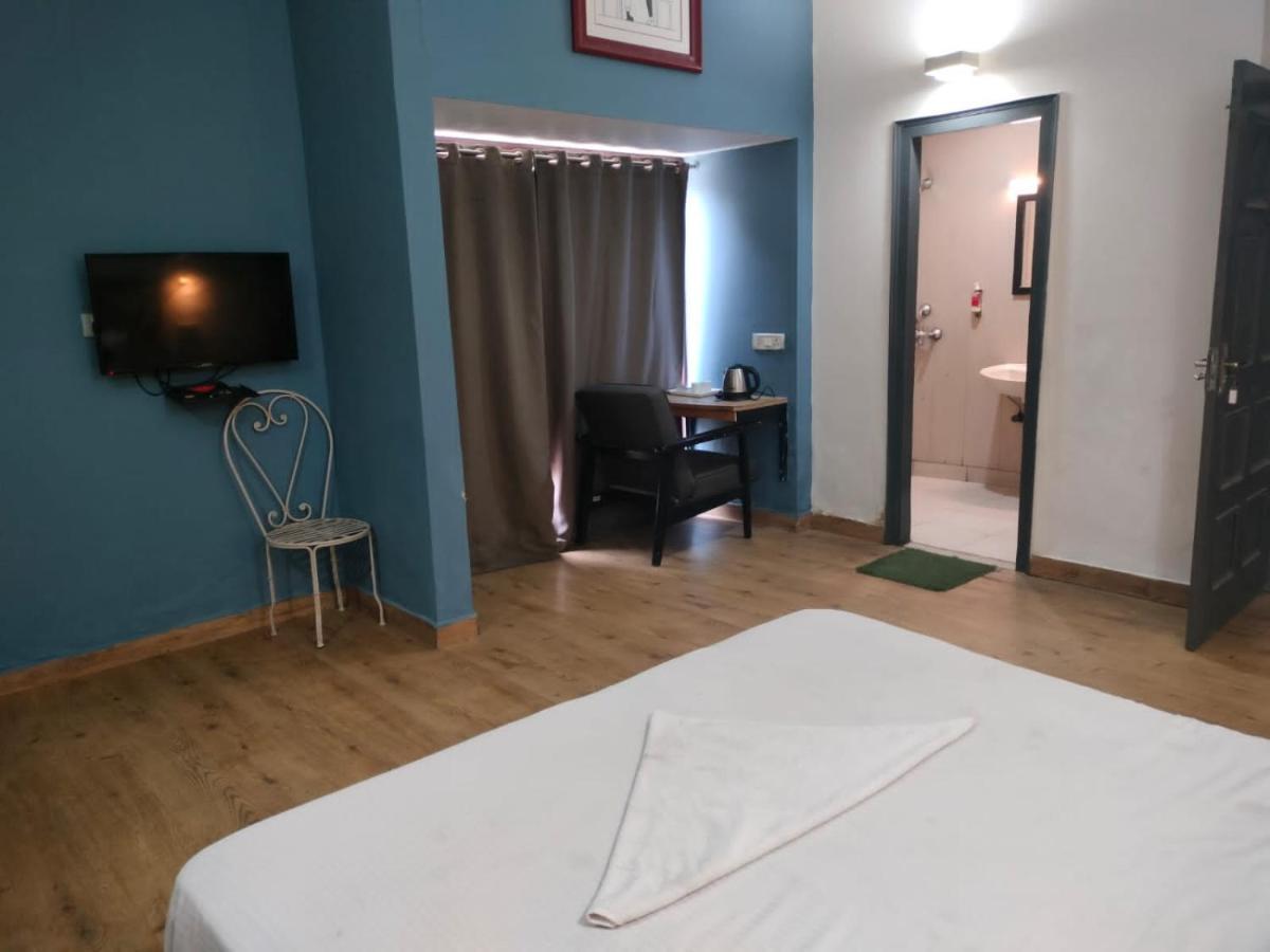 Divine Inn Couple Friendly Hotel Near Sector 51 Metro Station Нойда Экстерьер фото
