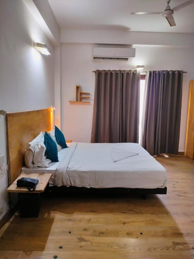 Divine Inn Couple Friendly Hotel Near Sector 51 Metro Station Нойда Экстерьер фото